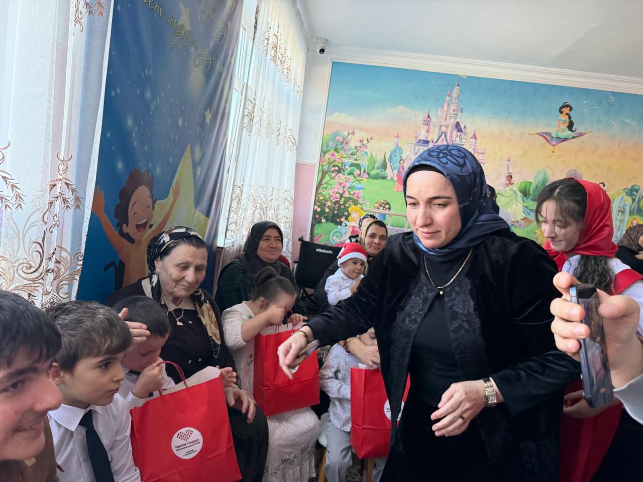 Детям и подросткам Реабилитационного центра в Казбековском районе в преддверии Нового года вручили подарки от Благотворительного фонда «Чистое сердце»